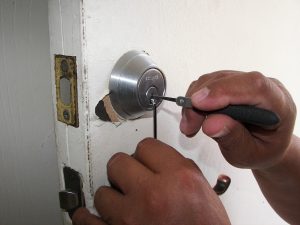 Técnicas que usan los cerrajeros para abrir tu puerta
